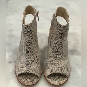 Very Volatile Boutique Brand Size 8 BRAND NEW Snake Skin Heels